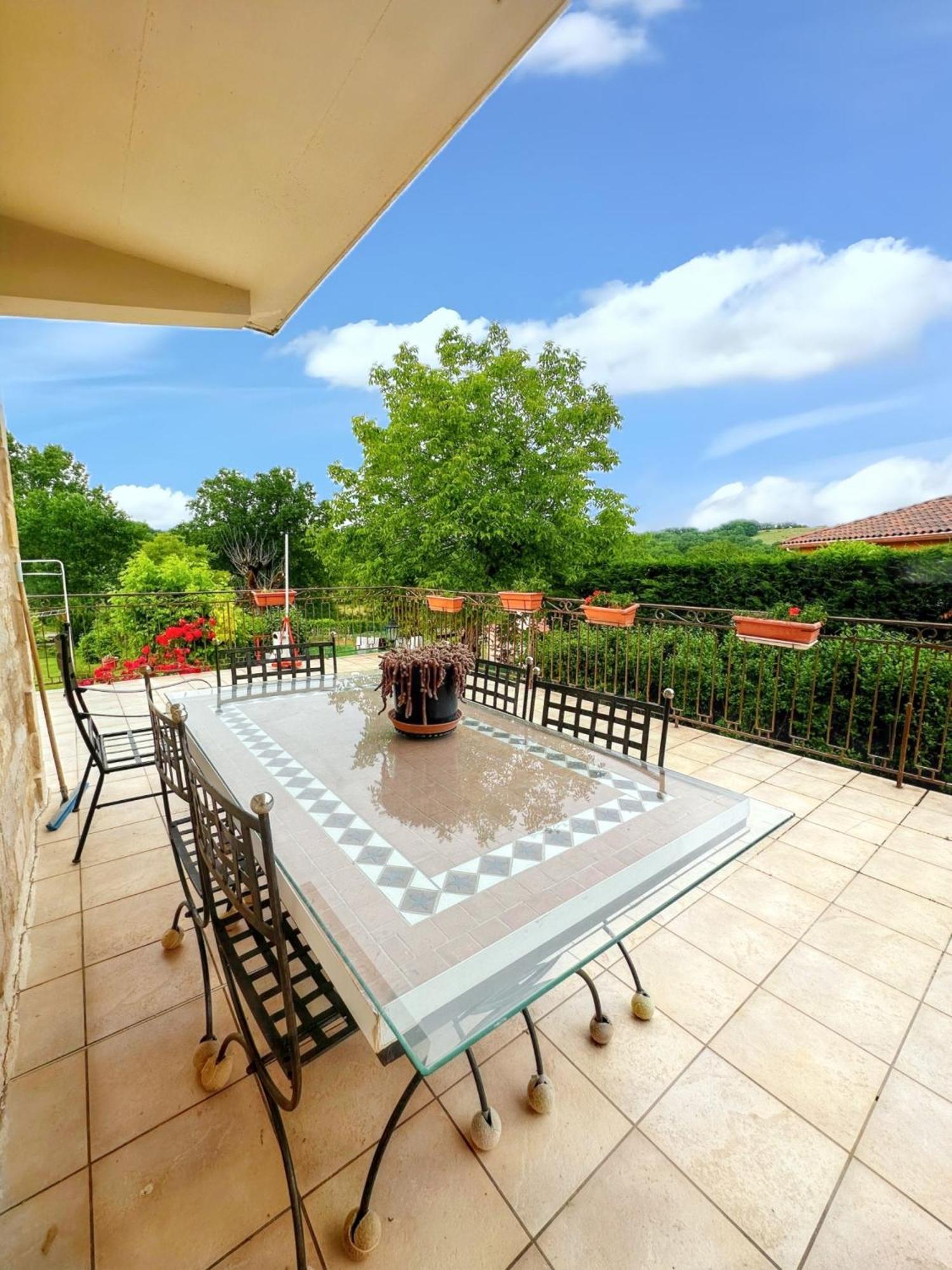 A Avec Jardin Et Terrasse 110 M² Apartment Toulonjac