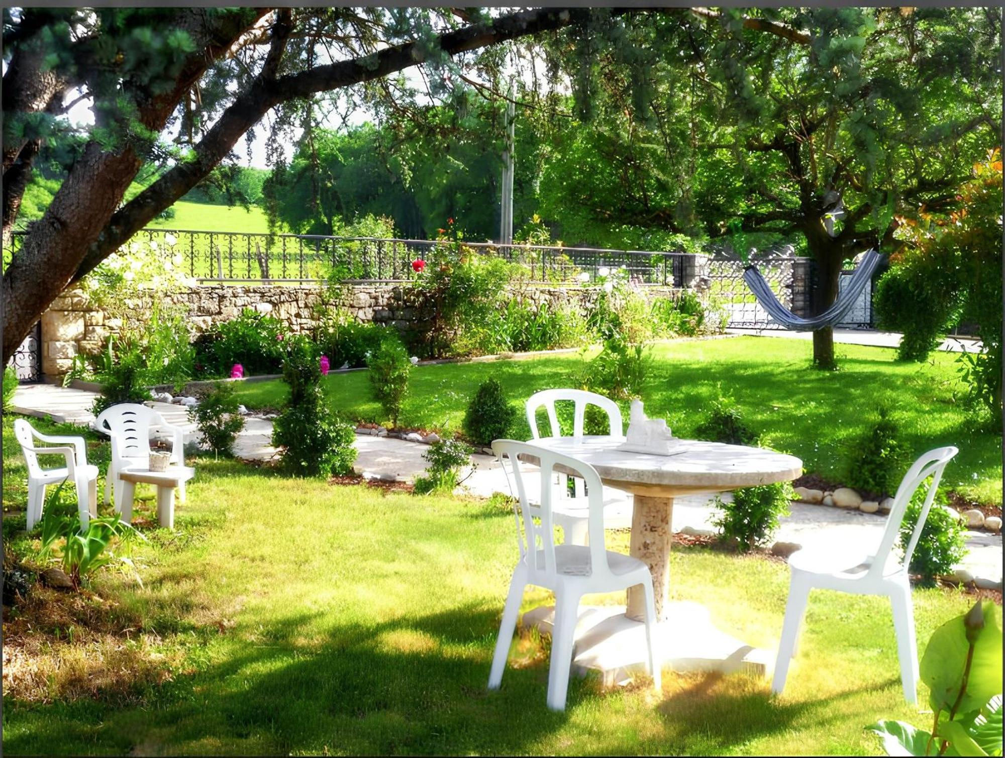 A Avec Jardin Et Terrasse 110 M² Apartment Toulonjac